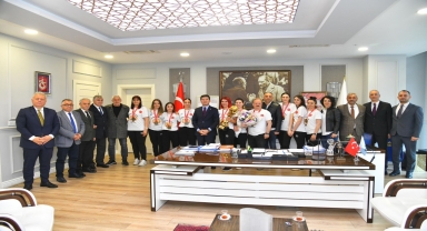 Hentbol Kadınlar 1. Lig'de şampiyon olan Ortahisar Belediyesi takımı Trabzon'a geldi