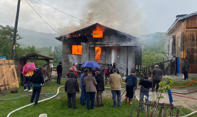 Karabük'te 2 katlı ev yandı