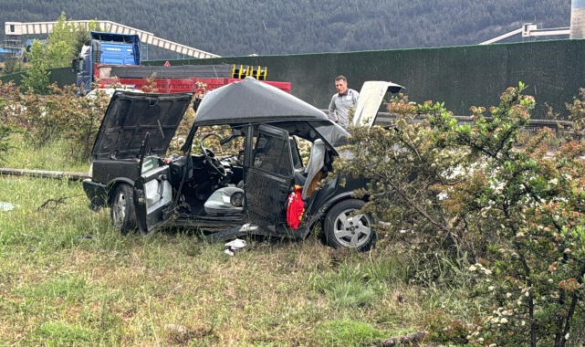 Karabük'te aydınlatma direğine çarpan otomobilin sürücüsü yaralandı