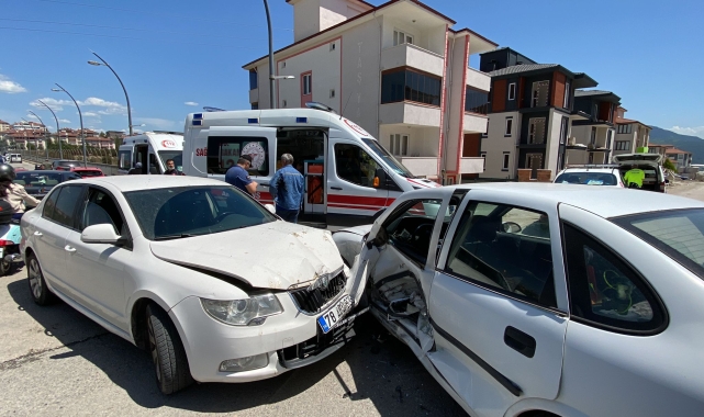 Karabük'te iki otomobilin çarpıştığı kazada 4 kişi yaralandı