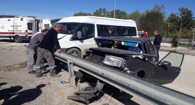 Karabük'te minibüsle otomobil çarpıştı, 4 kişi yaralandı