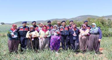 Kastamonu'da jandarma tarlada çalışan kadınların Anneler Günü'nü kutladı