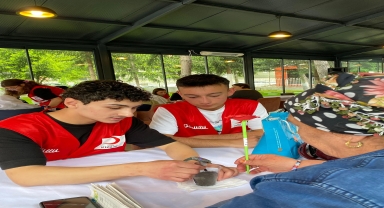 Kızılay gönüllüleri, huzurevinde kalan kadınların Anneler Günü'nü kutladı
