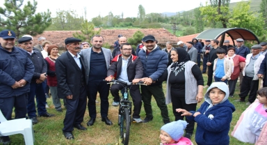 Mecitözü Kaymakamı Köse'den down sendromlu Kara'ya bisiklet hediyesi
