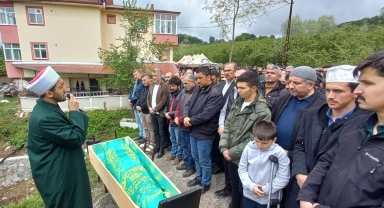 Ordu'da üzerine telefon direği devrilmesi sonucu ölen çocuk son yolcuğuna uğurlandı