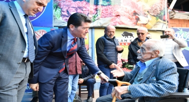 Ortahisar Belediye Başkanı Kaya, engelli vatandaşa akülü sandalye hediye etti
