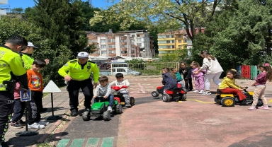 Salıpazarı ilçesinde anaokulu öğrencilerine trafik eğitimi verildi
