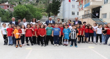 Sınıf başkanlığı vaadini tutup dünya şampiyonu güreşçiyi okuluna getirdi