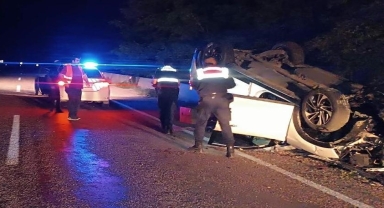 Sinop'ta beton bariyere çarparak devrilen otomobildeki 2 kişi yaralandı