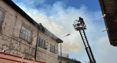 Tokat'ta 2 katlı ahşap evin çatısında çıkan yangın söndürüldü