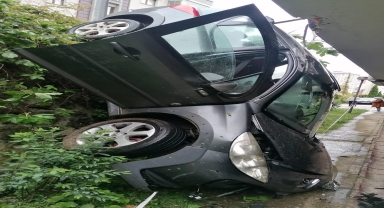 Trabzon'da park halindeki otomobil istinat duvarından düştü