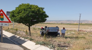 Amasya'da devrilen otomobilin sürücüsü yaralandı