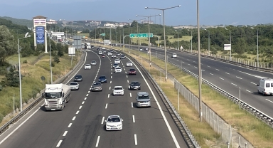 Anadolu Otoyolu'nun Bolu ve Düzce kesiminde bayram tatili dönüşü hareketliliği sürüyor