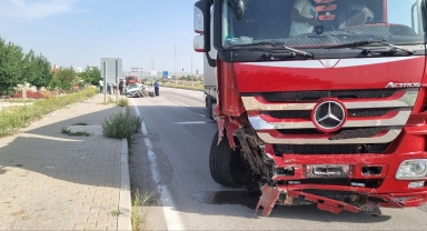 Çorum'da tır ile 2 aracın çarpıştığı kazada 5 kişi yaralandı