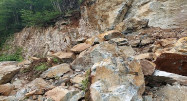 Giresun'da köy grup yolu heyelan nedeniyle ulaşıma kapandı