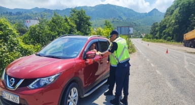 Giresun'da trafik ekipleri sürücülere çikolata ikram etti