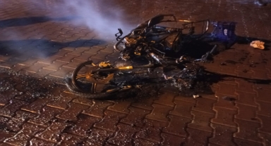 Karabük'te motosikletin kundaklanması cep telefonu kamerasında