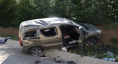 Kastamonu'da devrilen hafif ticari araçtaki 3'ü çocuk 5 kişi yaralandı