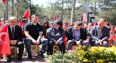 Milli Eğitim Bakanı Tekin, şehit öğretmen Aybüke Yalçın'ın kabrini ziyaret etti:
