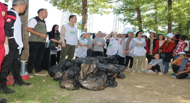 Samsun'da kaymakam ve öğrenciler çöp topladı