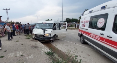 Sinop’ta minibüsle traktörün çarpıştığı kazada 1 kişi öldü