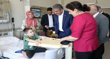 Vali Yavuz'dan hastalara ve huzurevindeki yaşlılara bayram ziyareti