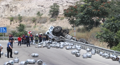 Amasya'da devrilen tüp yüklü kamyondan fırlayan sürücü ağır yaralandı