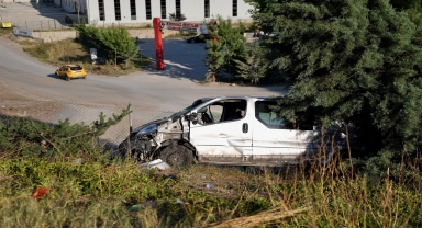 Anadolu Otoyolu'nda şarampole devrilen hafif ticari araçtaki 1 kişi öldü, 2 kişi yaralandı
