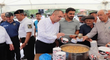 Asarcık'ta vatandaşlara aşure ikram edildi