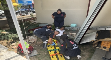 Bolu'da 2 katlı binanın çatısından düşen işçi yaralandı