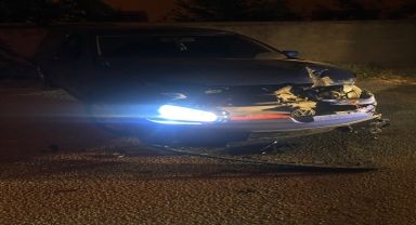 Bolu'da polis kontrolünden kaçan zanlılar, otomobille evin duvarına çarpınca yakalandı
