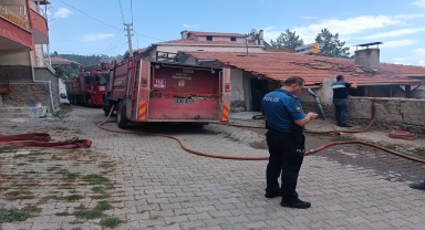 Çorum'da çıkan yangında dumandan etkilenen anne ve oğlu hastaneye kaldırıldı