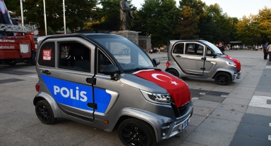 Düzce'de emniyet teşkilatına hayırseverlerin desteğiyle alınan 34 yeni araç tanıtıldı