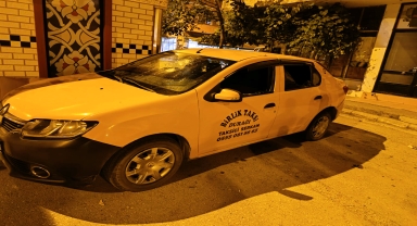 Düzce'de park halindeki ticari taksiye taş ve sopalarla zarar veren şüpheliler yakalandı