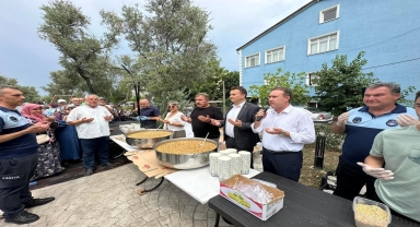 Gerze Belediyesi vatandaşlara aşure dağıttı