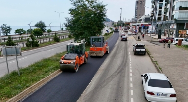 Giresun'da sahil toplama yolda asfaltlama çalışması yapılıyor