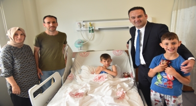 Görele Belediye Başkanı Dede, sünnet olan çocukları ziyaret etti