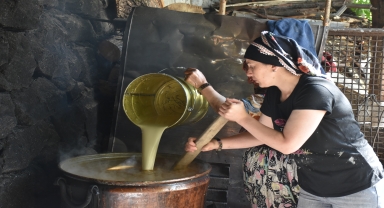 Gümüşhane'de kazanlar pestil için kaynıyor