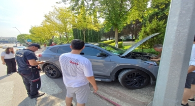 Karabük'te otomobilin alt kısmına giren kedi yavrusu kurtarıldı