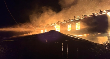 Kastamonu'da çıkan yangında 3 katlı ev kullanılamaz hale geldi