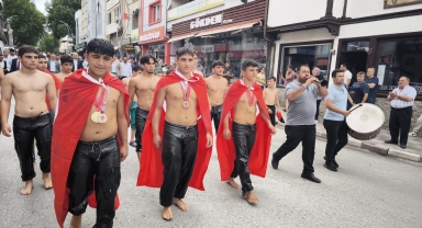 Kırkpınar'dan madalya ile dönen pehlivanlar Tokat'ta davul zurnayla karşılandı