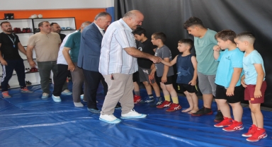 Olimpiyat şampiyonu eski milli güreşçi Demir, Taşova'da sporcuları ziyaret etti