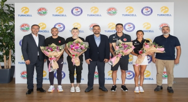 Olimpiyatlarda yarışacak sporcular Turkcell Plaza'da moral depoladı