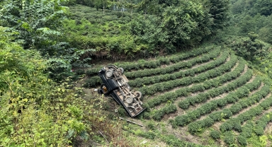 Rize'de çay bahçesine devrilen kamyonetteki 3 kişi yaralandı
