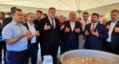 Salıpazarı'nda muharrem ayı nedeniyle vatandaşlara aşure dağıtıldı