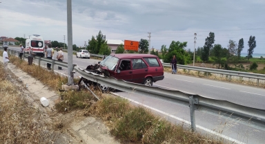 Samsun'da bariyere çarpan otomobildeki 2 kişi yaralandı