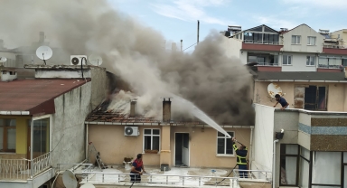 Sinop'ta apartmanın çatı katında çıkan yangın söndürüldü