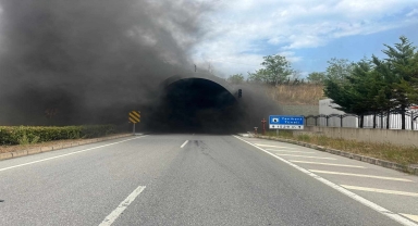 Sinop'ta tünelde devrilip alev alan otomobildeki 2 kişi yaralandı