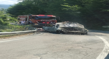 Sinop'ta yanan araç kullanılamaz hale geldi