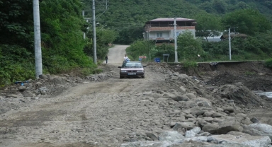 Terme'de taşkın nedeniyle çöken yol, araç geçişine uygun hale getirildi